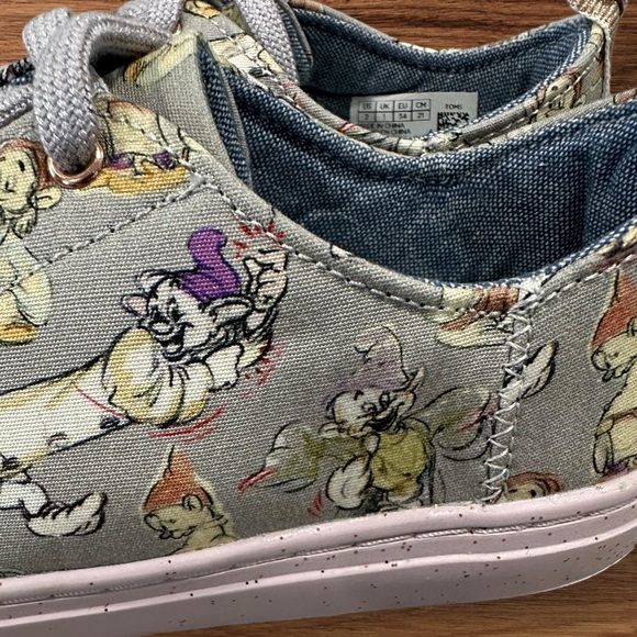 Disney x TOMS Grey Seven Dwarfs Printed Canvas Sneakers Youth Size 2. - Picture 8 of 10